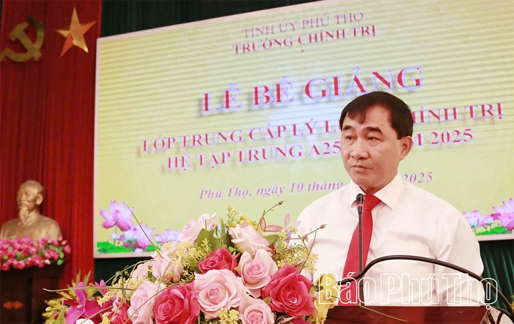 Bế giảng Lớp Trung cấp lý luận chính trị hệ tập trung A25.01