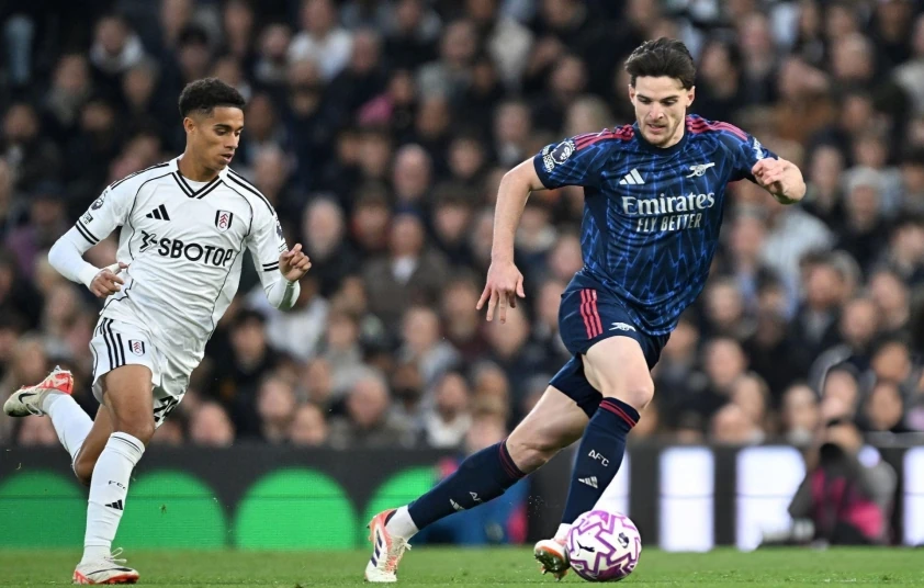 Thắng nhọc Fulham, Arsenal giữ vững ngôi đầu Ngoại hạng Anh