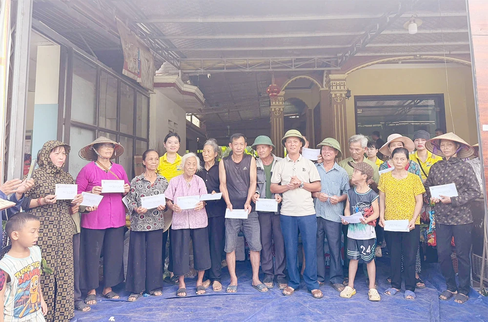 Trao 600 suất quà cho bà con vùng lũ