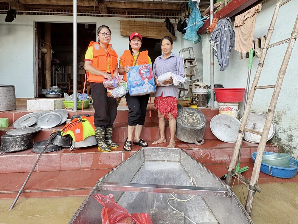 Trao 600 suất quà cho bà con vùng lũ