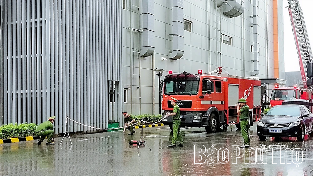 Thực tập phương án chữa cháy, cứu nạn, cứu hộ huy động nhiều lực lượng tại Công ty TNHH BHflex Vina
