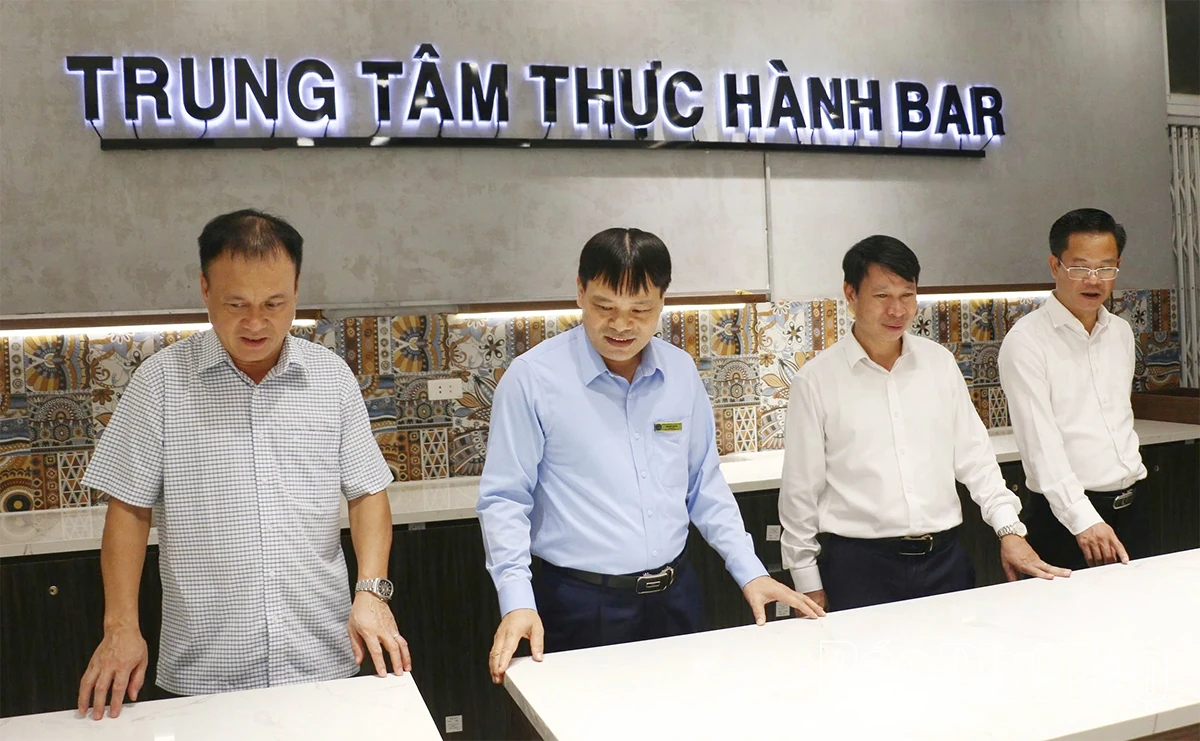 Phó Chủ tịch UBND tỉnh Nguyễn Khắc Hiếu thăm, làm việc với các trường Cao đẳng tại khu vực Hòa Bình cũ