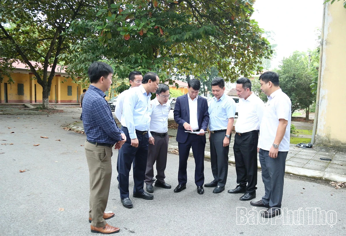 Phó Chủ tịch UBND tỉnh Nguyễn Khắc Hiếu kiểm tra cơ sở vật chất một số trường THPT khu vực Vĩnh Phúc