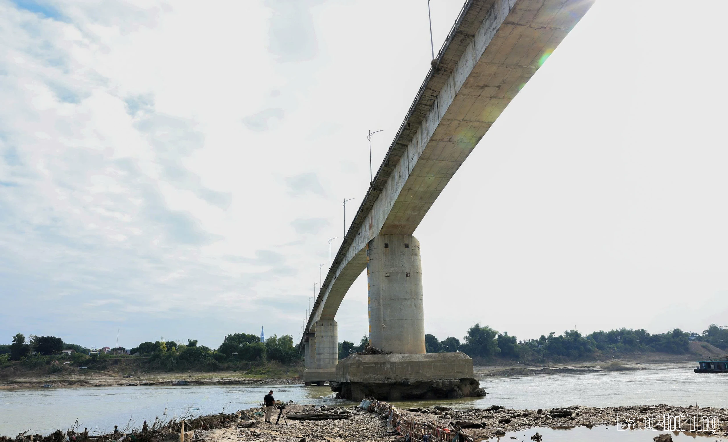 Cận cảnh sự cố hư hỏng trụ cầu sông Lô