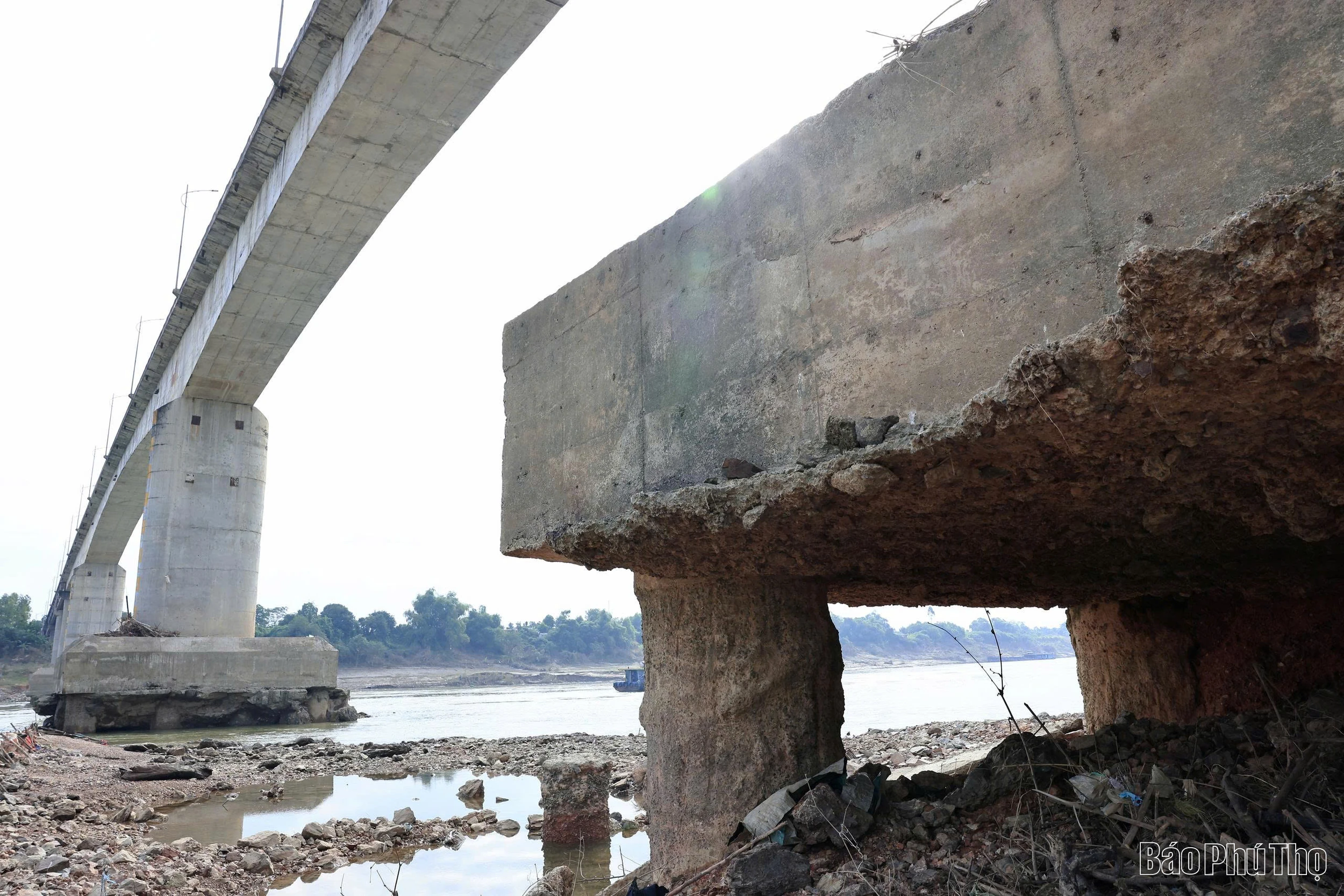 Cận cảnh sự cố hư hỏng trụ cầu sông Lô