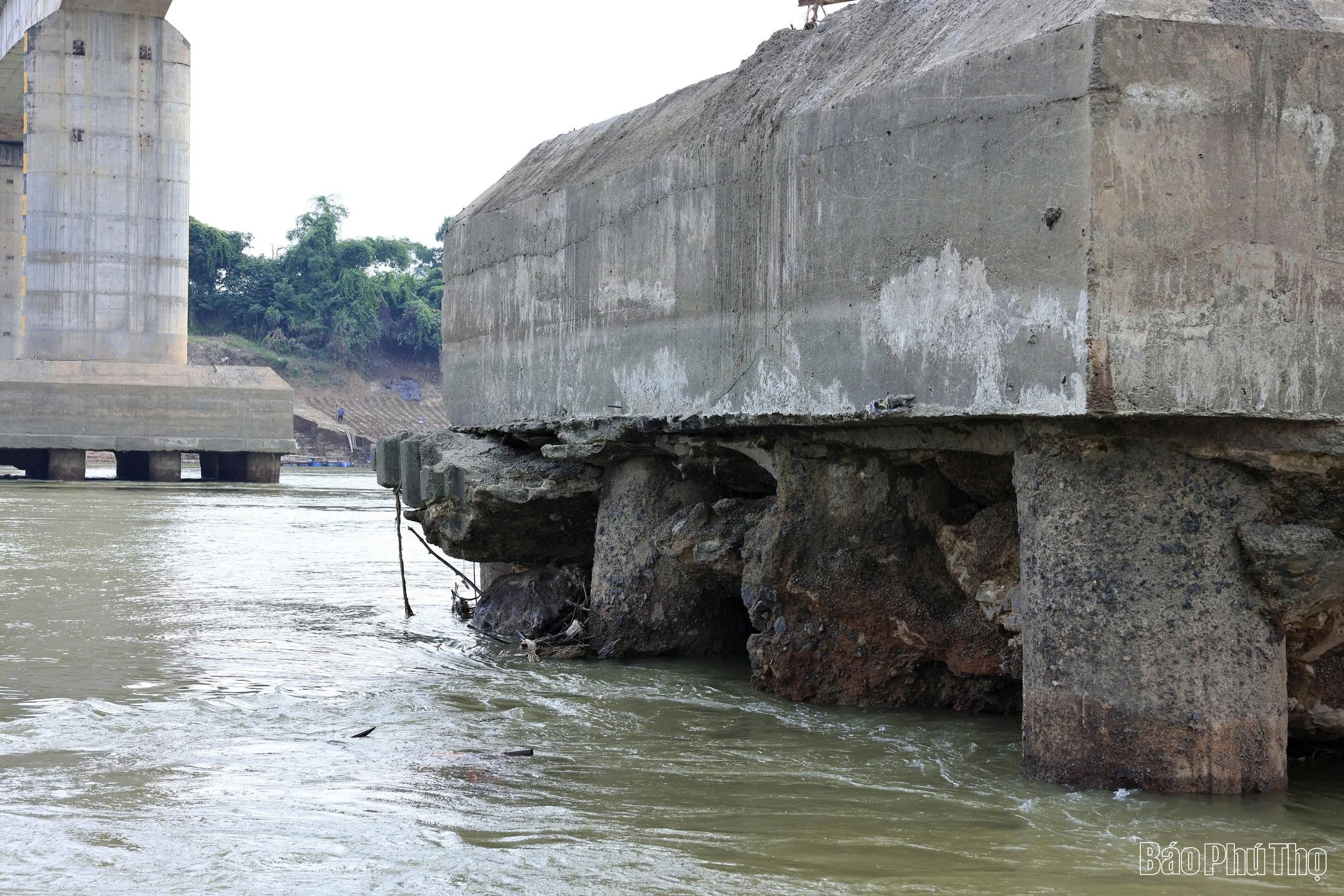 Cận cảnh sự cố hư hỏng trụ cầu sông Lô