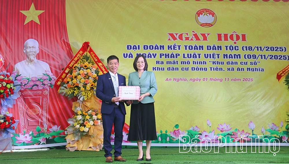 Phó Chủ tịch Ủy ban MTTQ tỉnh Bùi Thị Thu Hằng dự Ngày hội Đại đoàn kết toàn dân tộc tại Khu dân cư Đồng Tiến