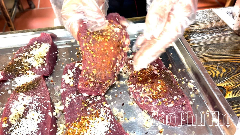 Bò tái kiến đốt - đặc sản lạ lùng của núi rừng Tam Đảo