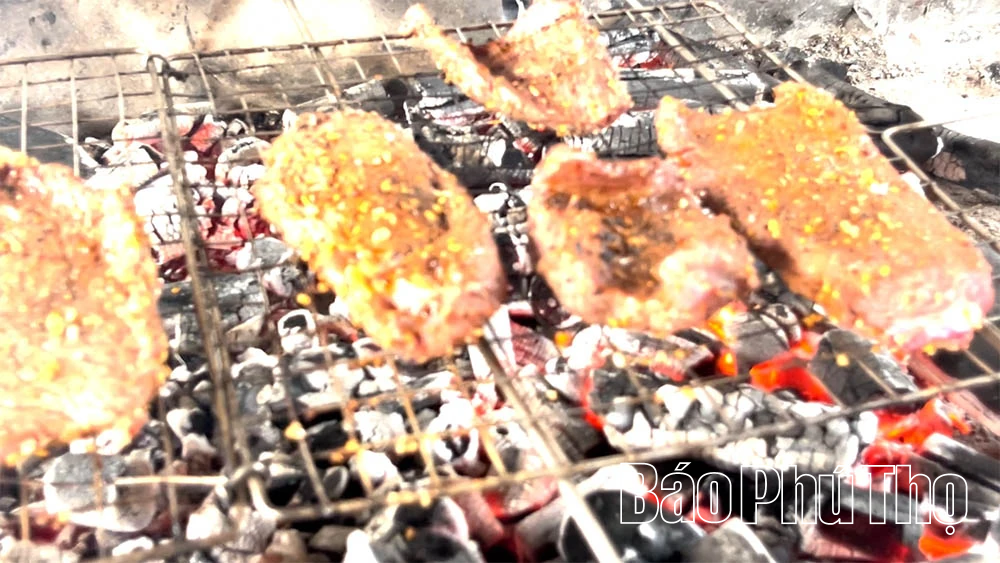 Bò tái kiến đốt - đặc sản lạ lùng của núi rừng Tam Đảo