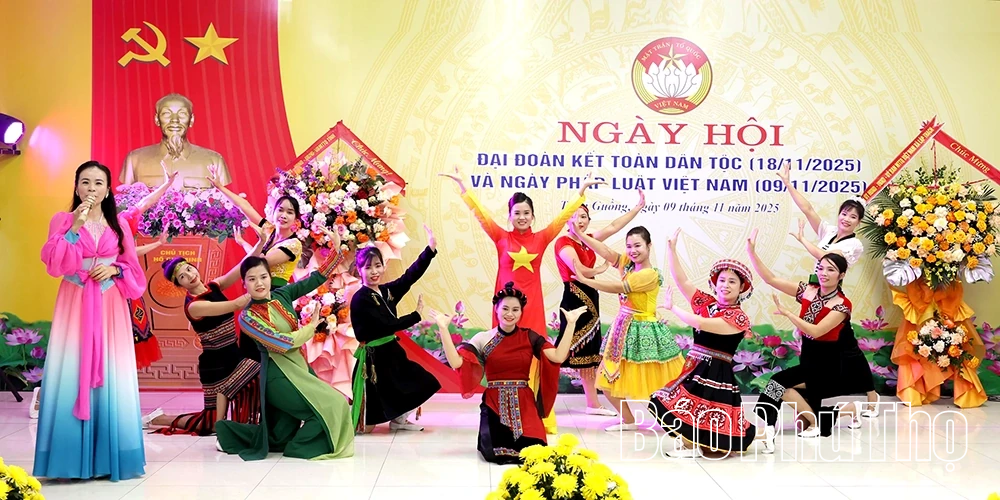 Phó Chủ tịch UBND tỉnh Đinh Công Sứ dự Ngày hội Đại đoàn kết tại xã Lập Thạch