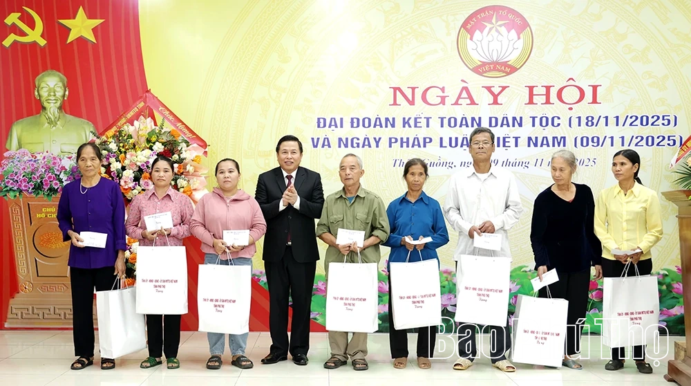 Phó Chủ tịch UBND tỉnh Đinh Công Sứ dự Ngày hội Đại đoàn kết tại xã Lập Thạch