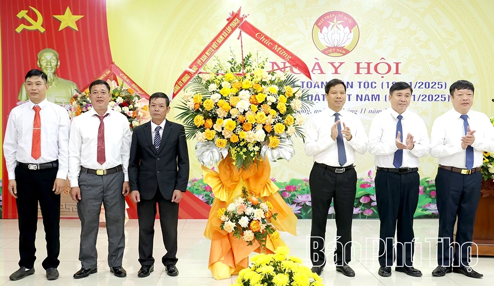 Phó Chủ tịch UBND tỉnh Đinh Công Sứ dự Ngày hội Đại đoàn kết tại xã Lập Thạch