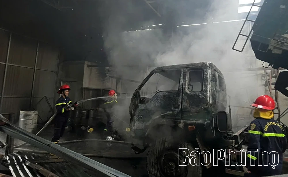 Cháy xưởng sửa chữa ô tô lúc rạng sáng