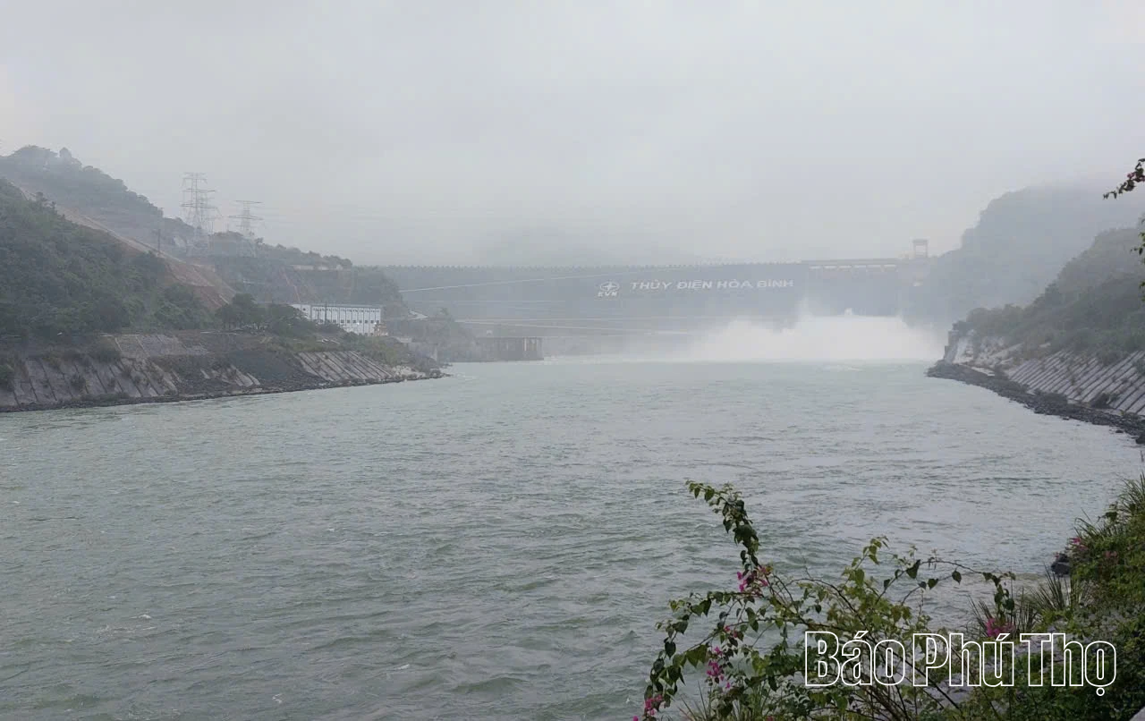 Thủy điện Hoà Bình đóng cửa xả đáy lúc 9 giờ ngày 12/11