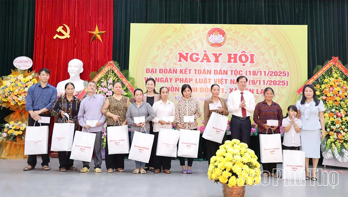 Phó Bí thư Tỉnh ủy Bùi Thị Minh dự Ngày hội đại đoàn kết toàn dân thôn Vĩnh Đông 1, xã Yên Lạc