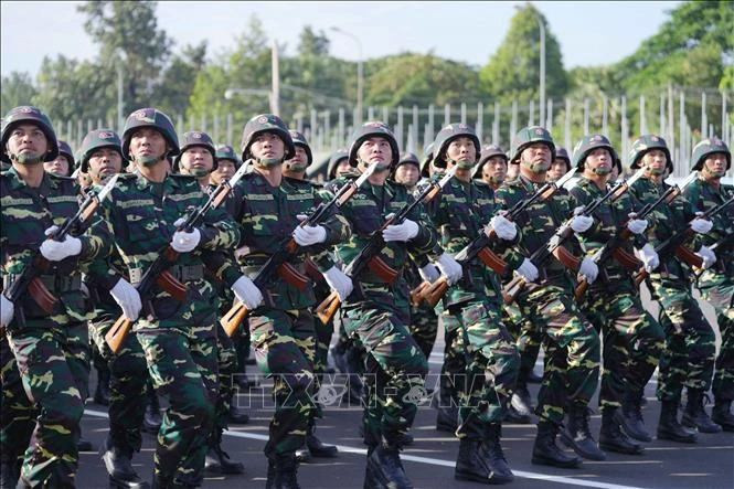 Lào: Tổng hợp luyện diễu binh, diễu hành kỷ niệm 50 năm Quốc khánh