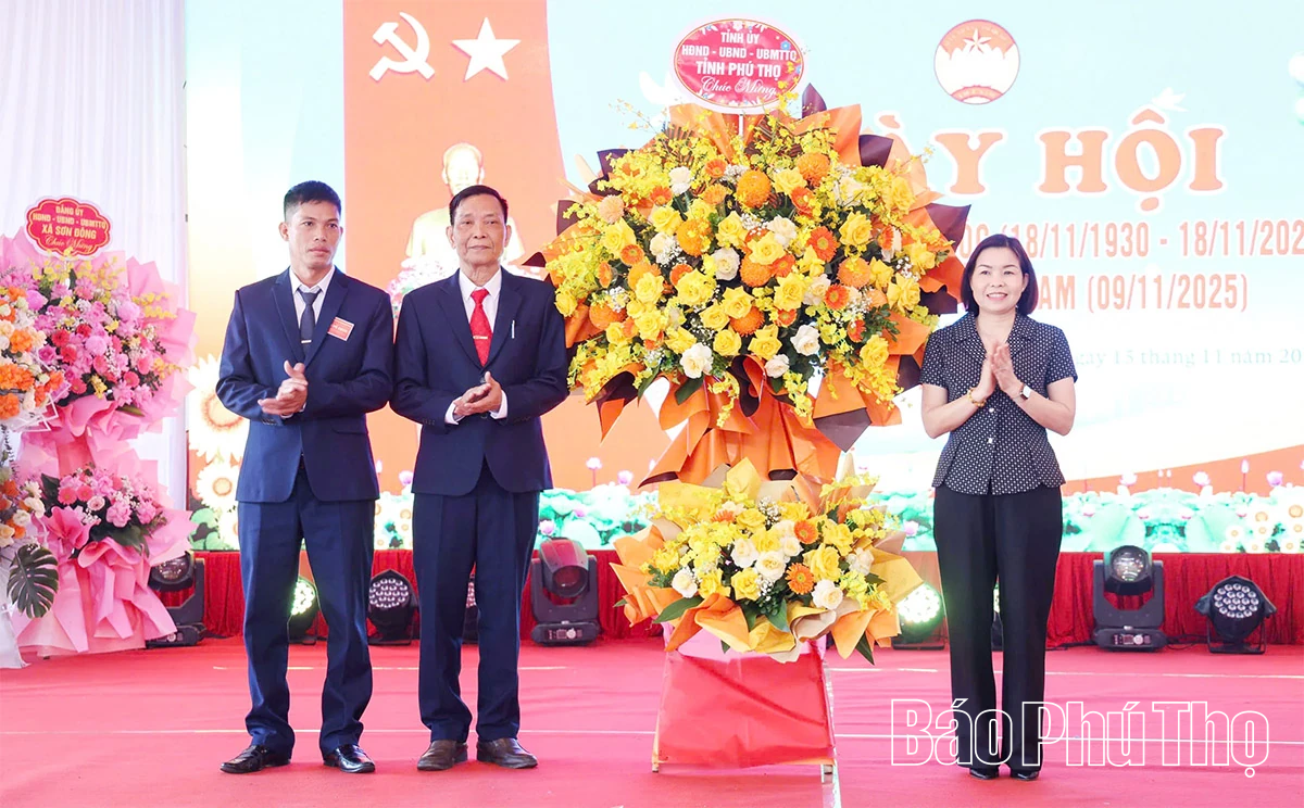 Phó Chủ tịch UBND tỉnh Phùng Thị Kim Nga dự Ngày hội Đại đoàn kết toàn dân tộc tại thôn Phú Hậu