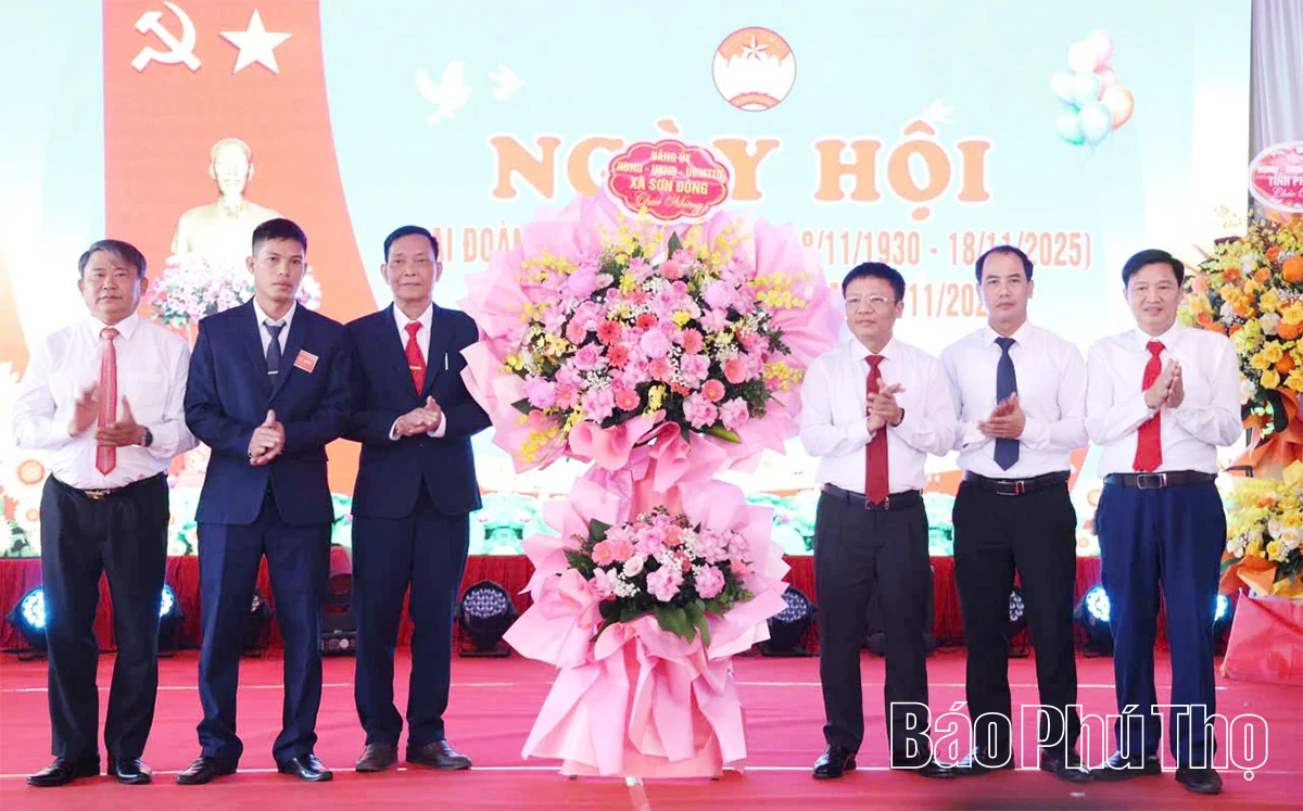 Phó Chủ tịch UBND tỉnh Phùng Thị Kim Nga dự Ngày hội Đại đoàn kết toàn dân tộc tại thôn Phú Hậu