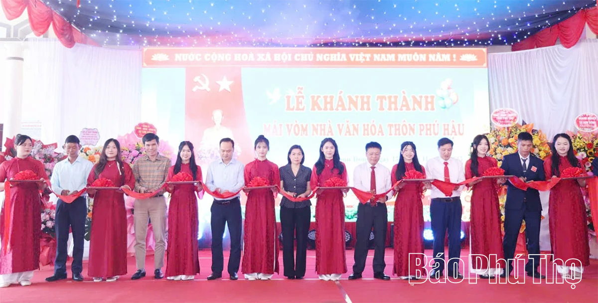 Phó Chủ tịch UBND tỉnh Phùng Thị Kim Nga dự Ngày hội Đại đoàn kết toàn dân tộc tại thôn Phú Hậu