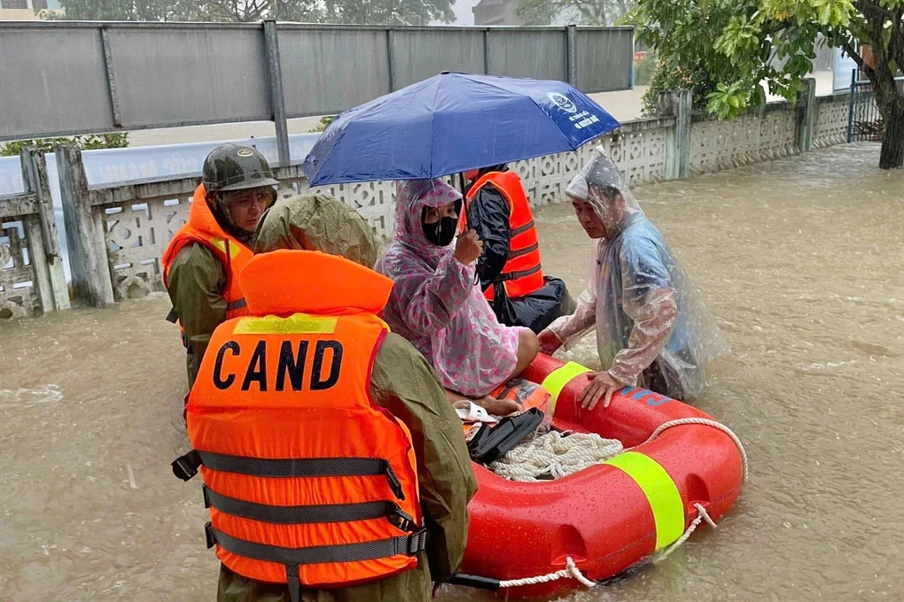 Bộ Chính trị lập 5 đoàn công tác, phân các địa phương chi viện miền Trung