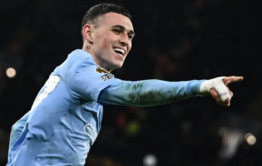 Foden toả sáng phút bù giờ, Man City thắng hú hồn trước Leeds