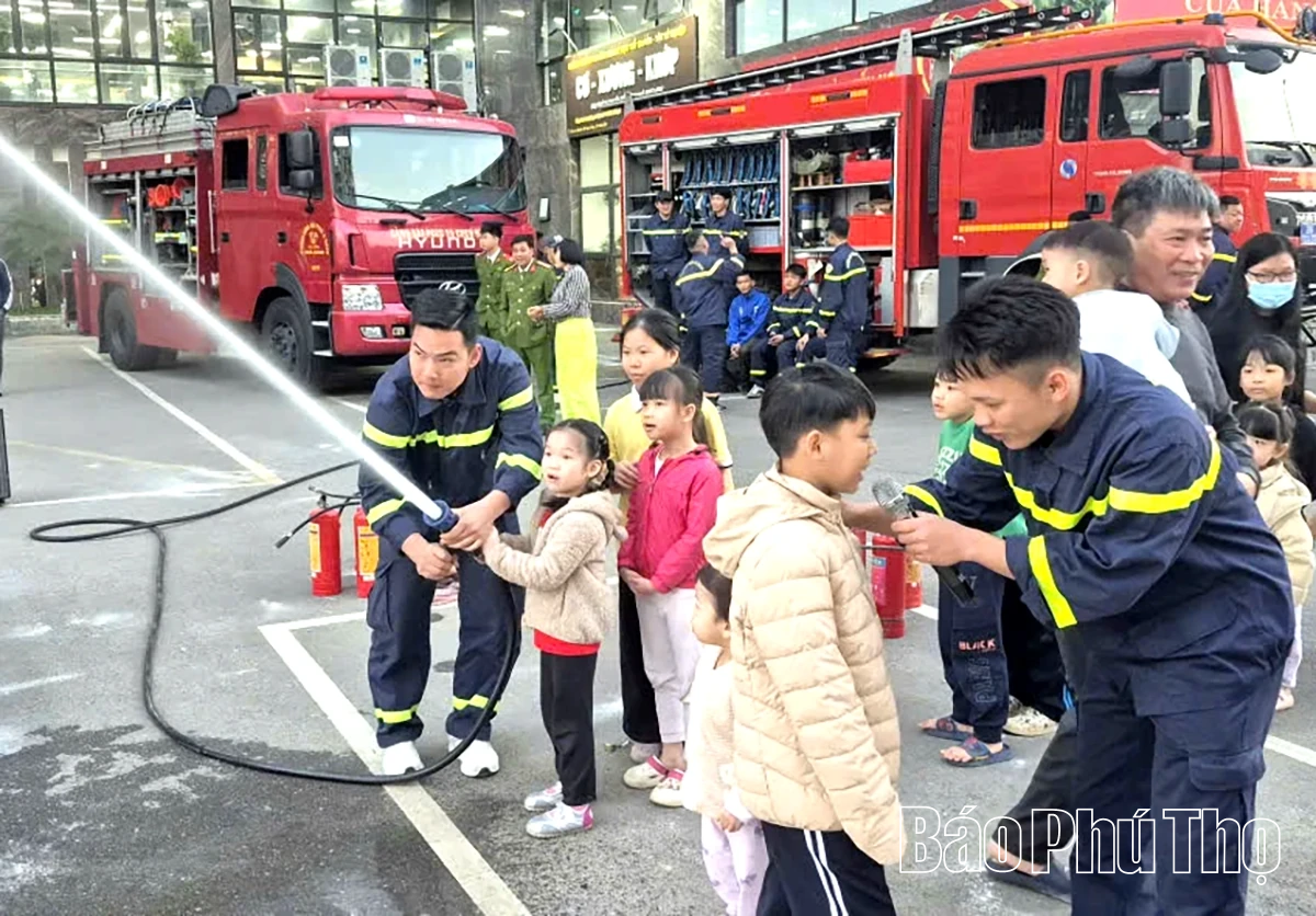 500 cư dân nhà ở xã hội tham gia tuyên truyền, thực hành PCCC&CNCH