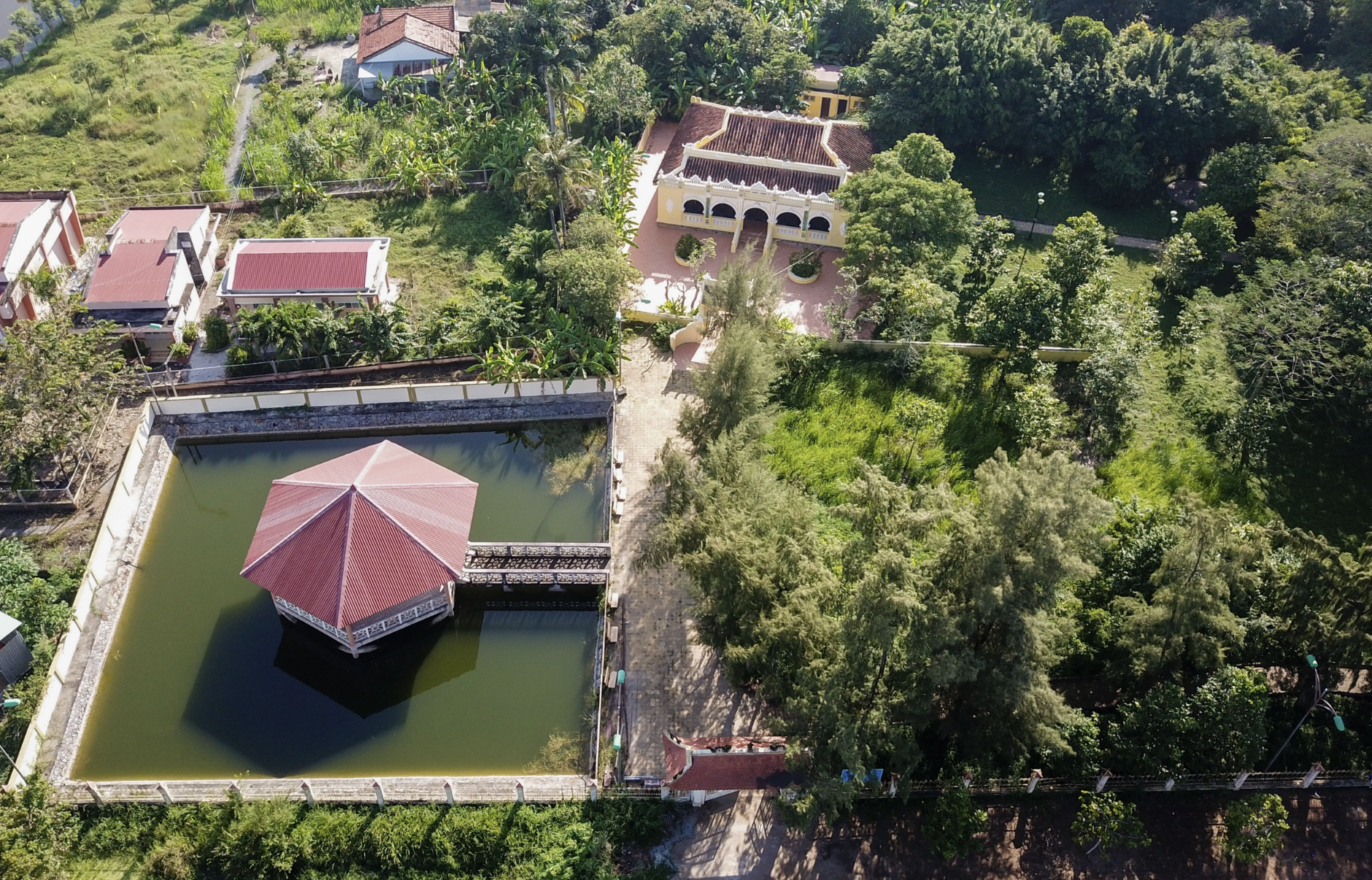 Độc đáo di tích Lăng Hoàng Gia ở Gò Công