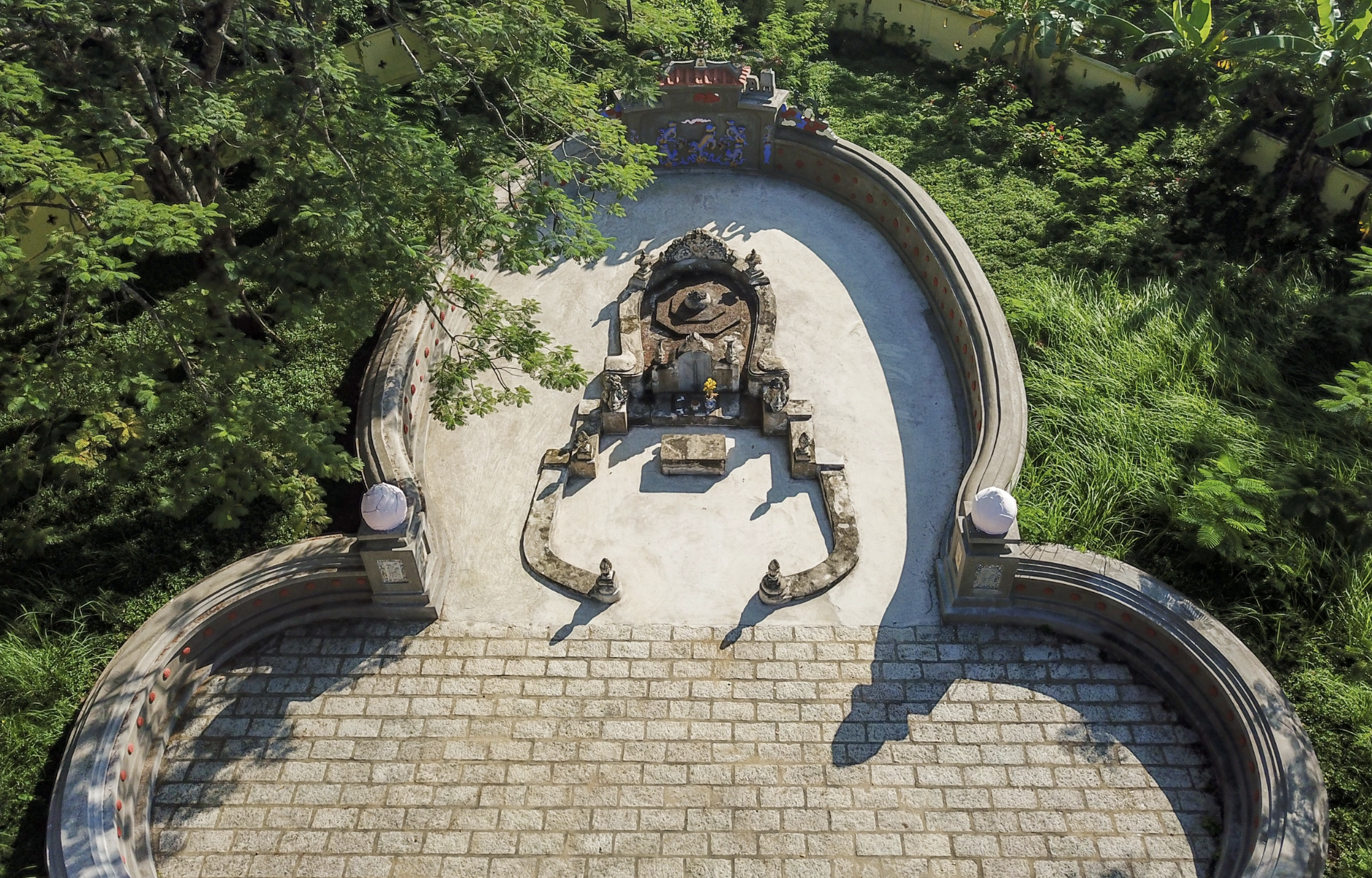 Độc đáo di tích Lăng Hoàng Gia ở Gò Công