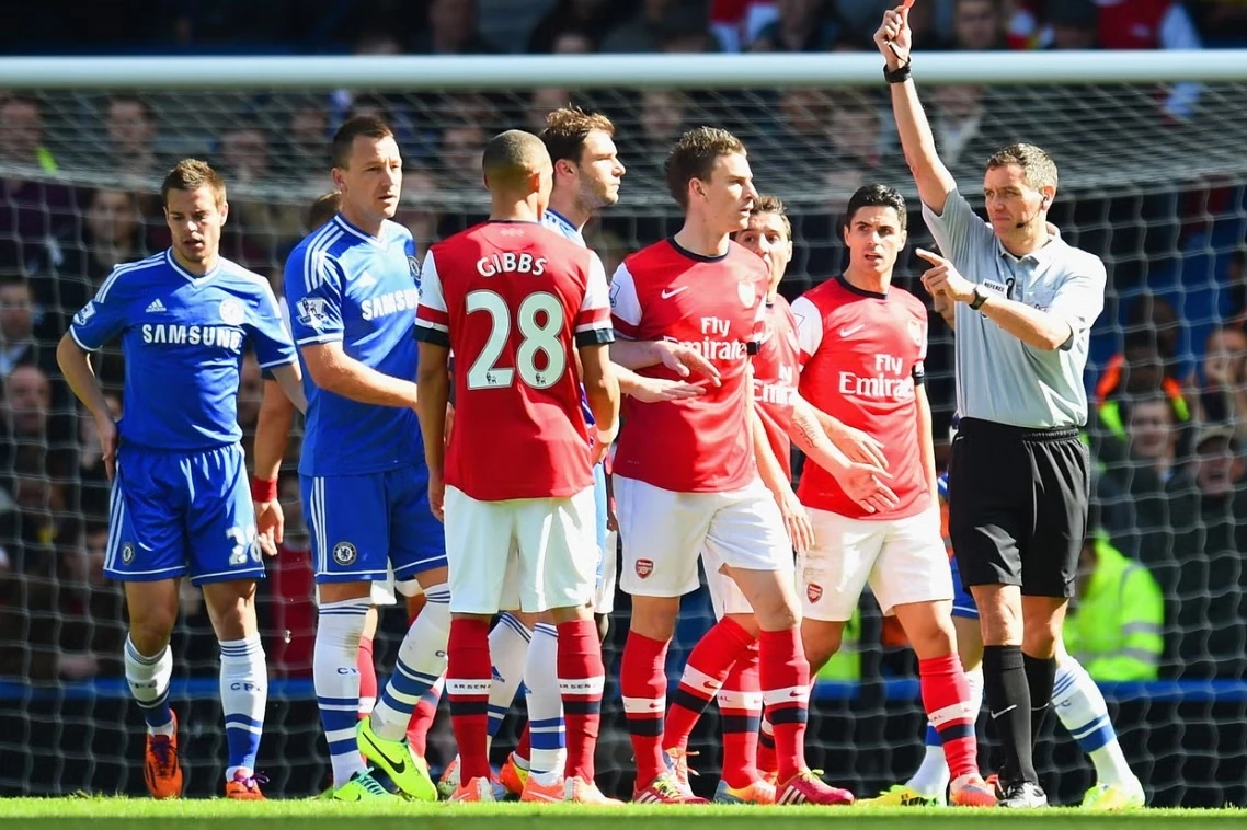 10 thẻ đỏ nổi tiếng trong bóng đá