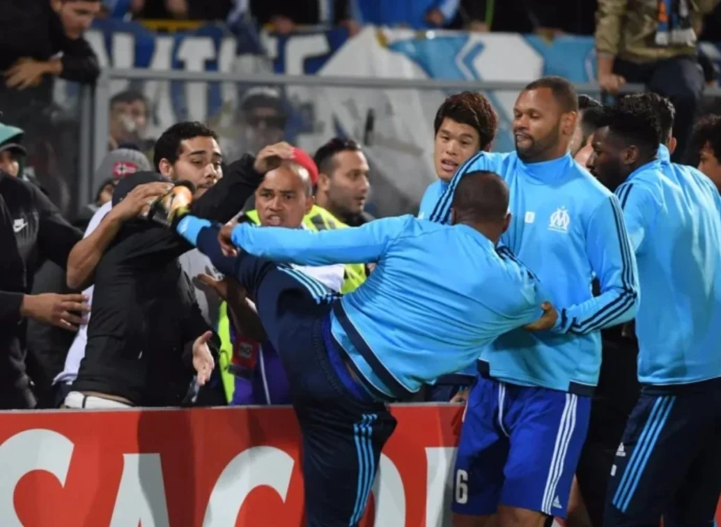 10 thẻ đỏ nổi tiếng trong bóng đá