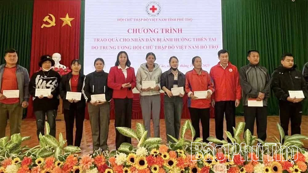 Trao 70 suất quà cho các hộ dân bị ảnh hưởng thiên tai