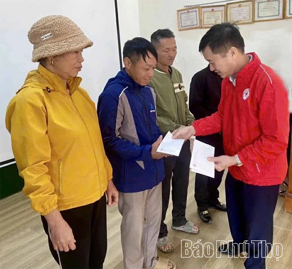 Trao 70 suất quà cho các hộ dân bị ảnh hưởng thiên tai