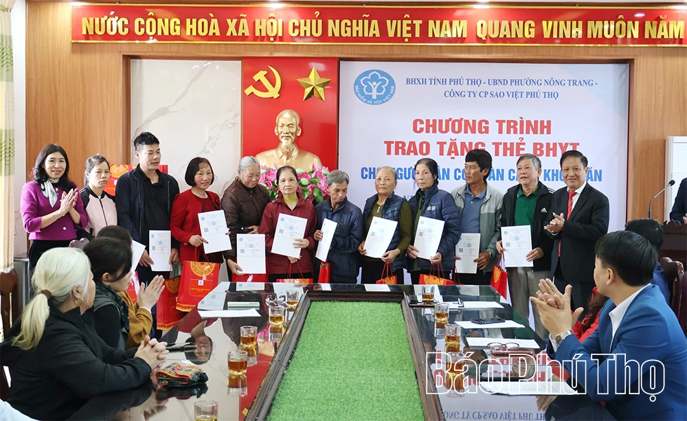 Trao tặng 80 thẻ bảo hiểm y tế hỗ trợ người dân có hoàn cảnh khó khăn