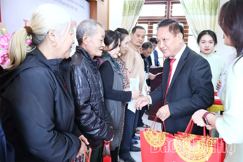 Trao tặng 80 thẻ bảo hiểm y tế hỗ trợ người dân có hoàn cảnh khó khăn