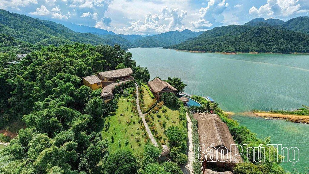 Huyền ảo hồ Hòa Bình