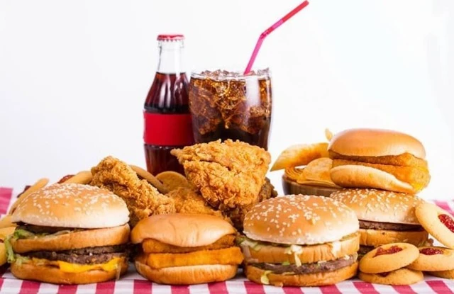 Tác hại của đồ ăn nhanh khi thay thế bữa ăn lành mạnh- Ảnh 1. Tác hại của đồ ăn nhanh khi thay thế bữa ăn lành mạnh