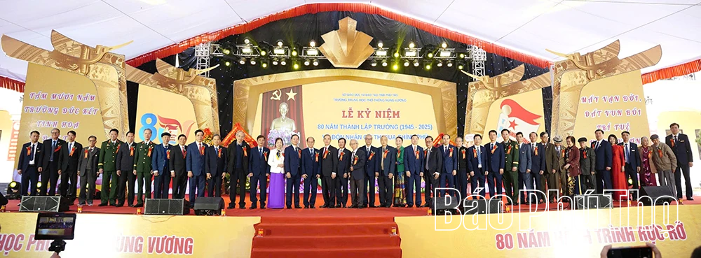 Trường THPT Hùng Vương kỷ niệm 80 năm thành lập và đón nhận Cờ thi đua Chính phủ