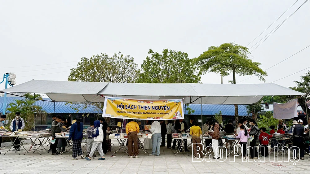 Hội sách thiện nguyện thu hút đông đảo người yêu sách