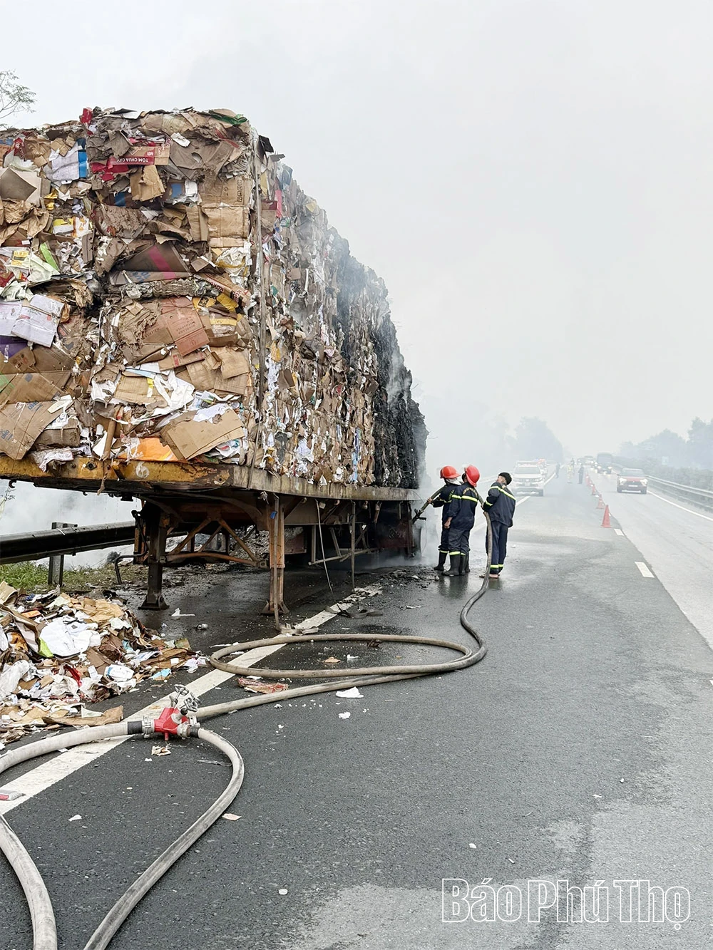 Hơn 20 cán bộ, chiến sĩ tham gia chữa cháy xe đầu kéo trên cao tốc Nội Bài- Lào Cai