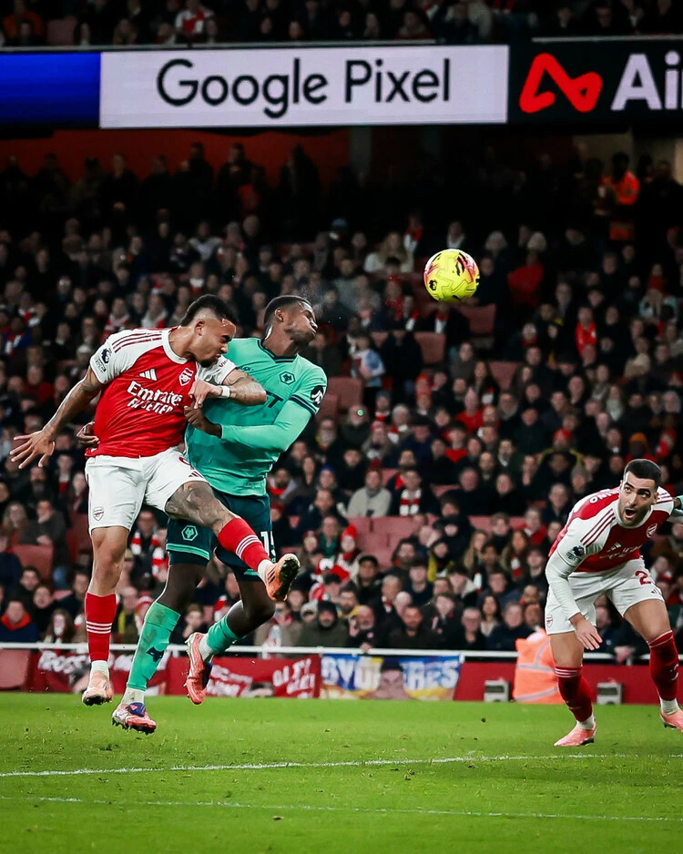 Arsenal thắng nhờ hai bàn phản lưới ở Ngoại hạng Anh