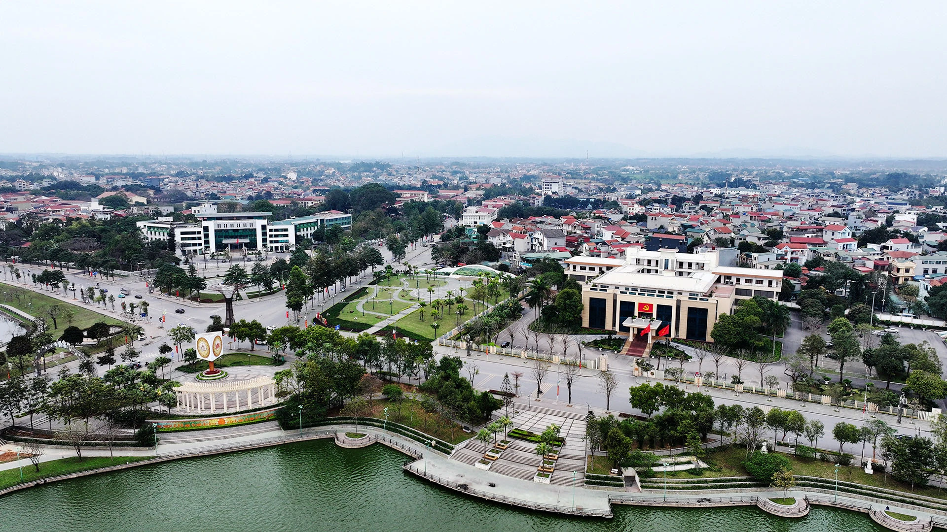 Phú Thọ siết chặt văn hóa công sở: 4 xin - 4 luôn, không mặc quần bò, váy ngắn