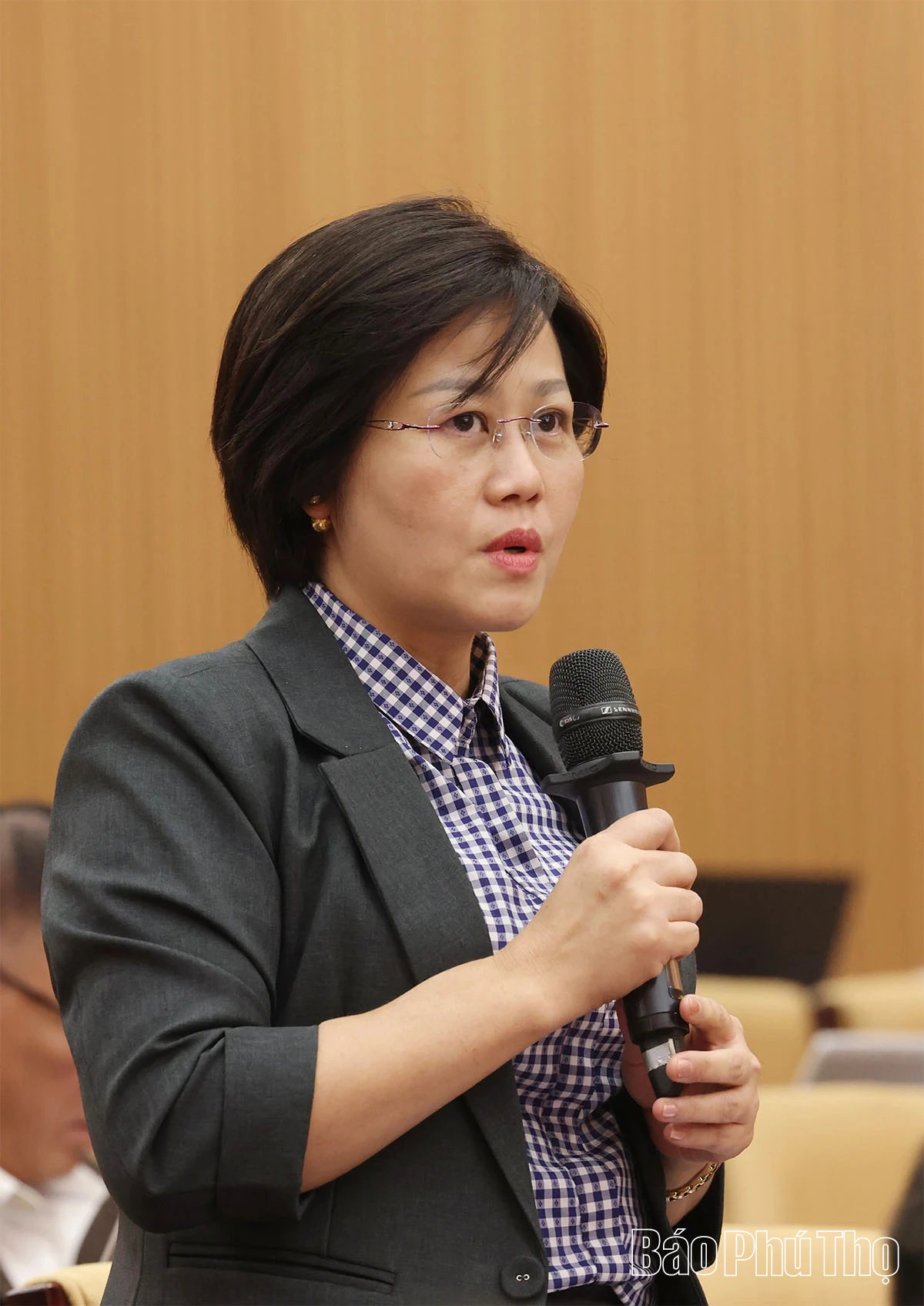 Các đại biểu thảo luận, chất vấn và trả lời chất vấn tại hội trường