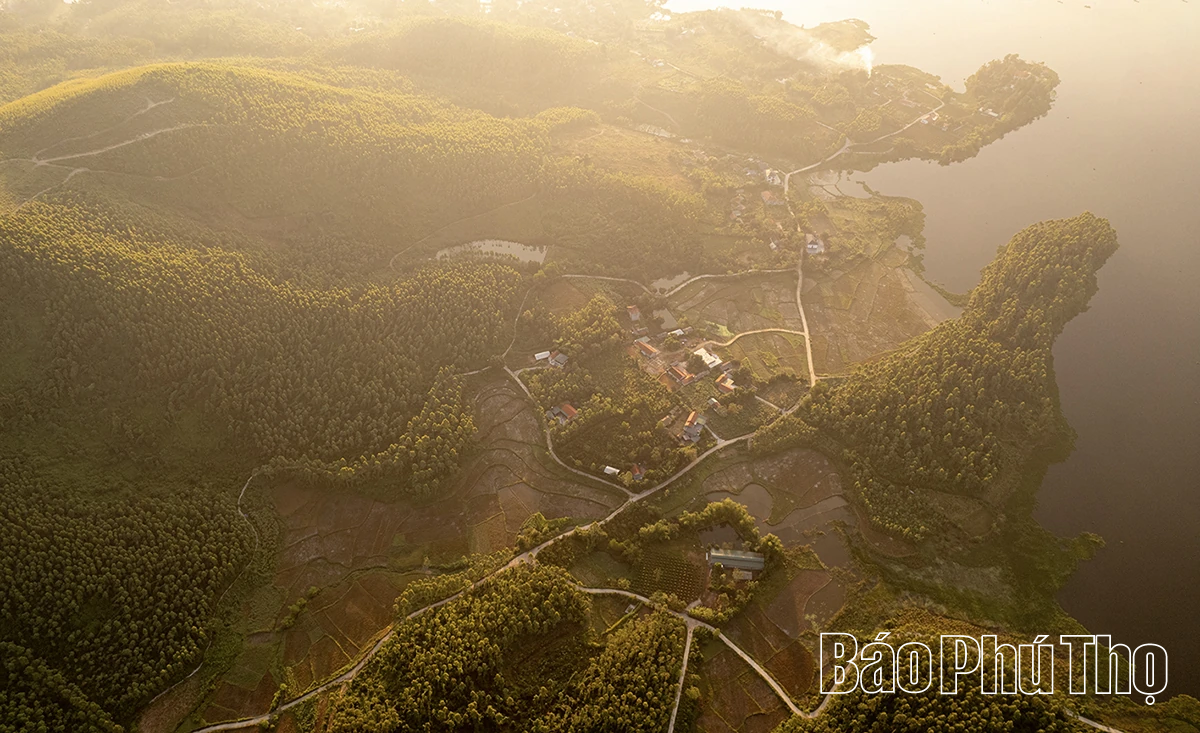 Nắng sớm hồ Vân Trục