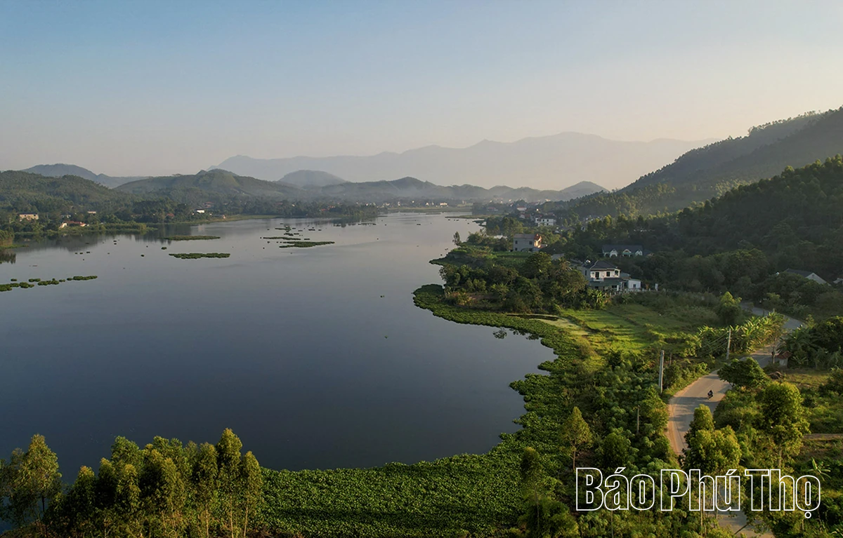 Nắng sớm hồ Vân Trục