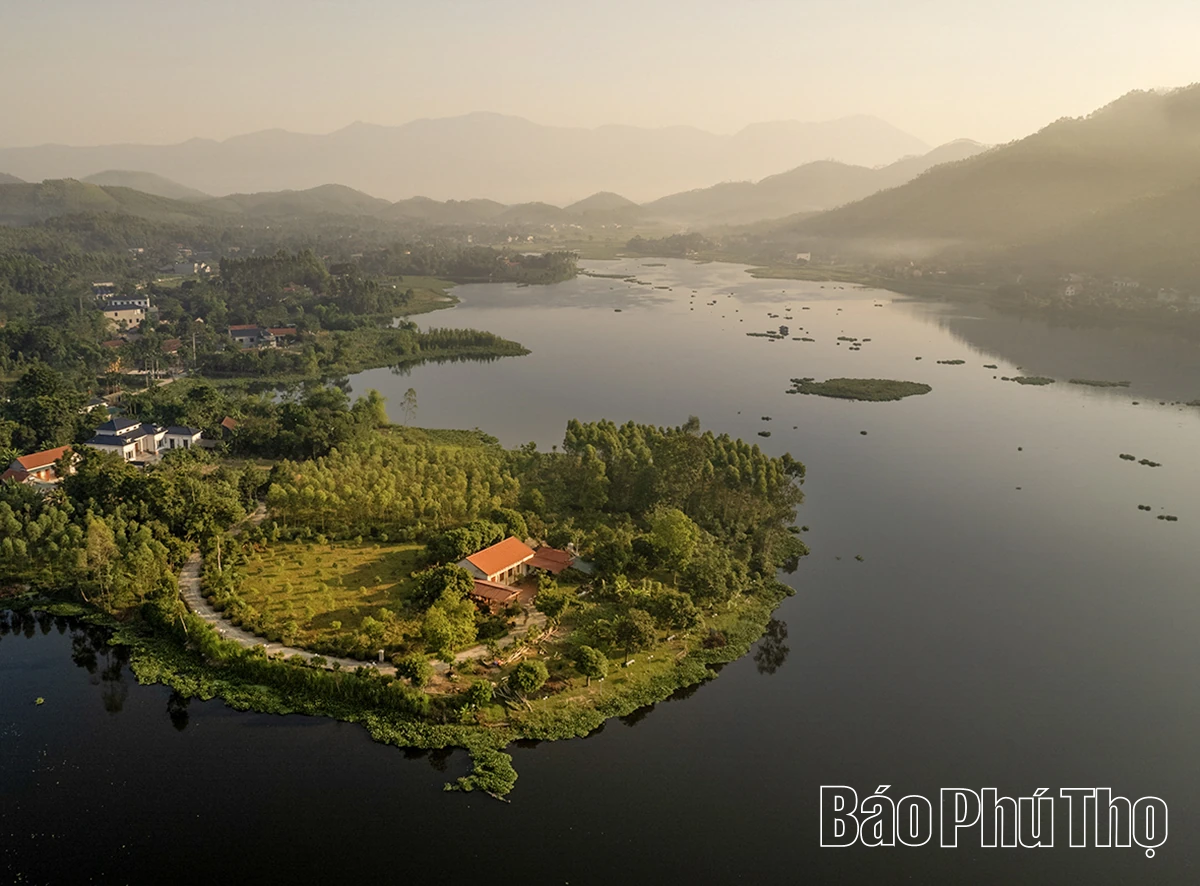 Nắng sớm hồ Vân Trục