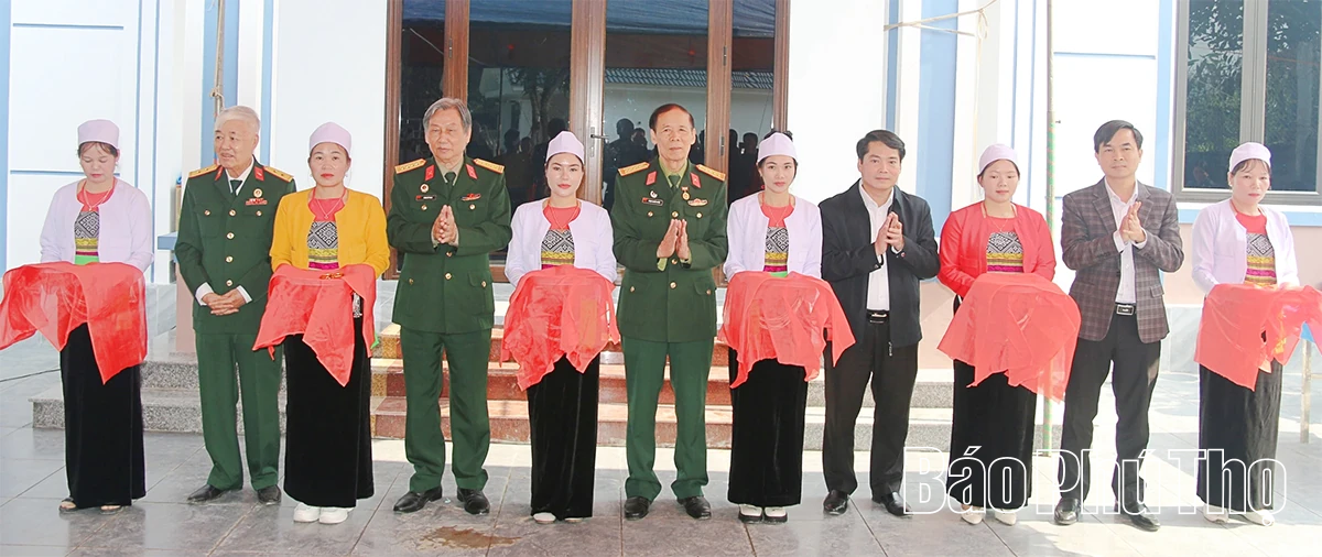 Trao quà tri ân Mẹ Việt Nam Anh hùng và bàn giao nhà tình nghĩa