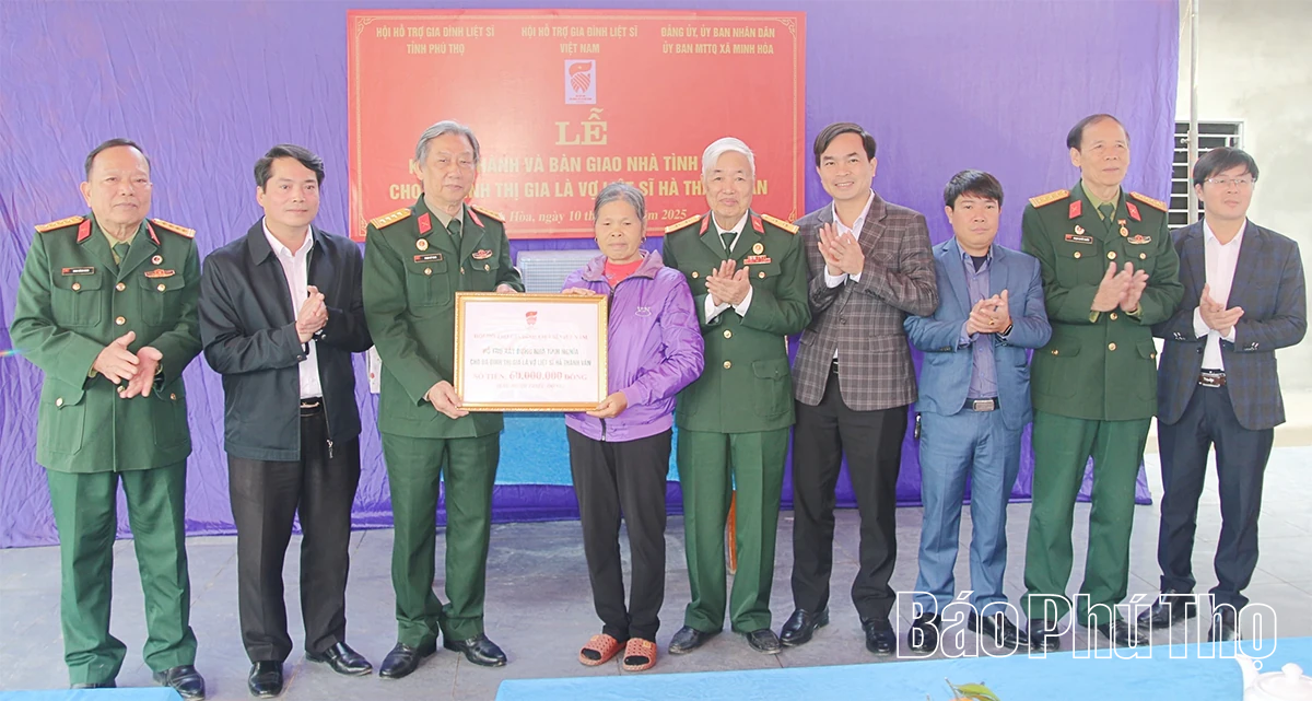 Trao quà tri ân Mẹ Việt Nam Anh hùng và bàn giao nhà tình nghĩa