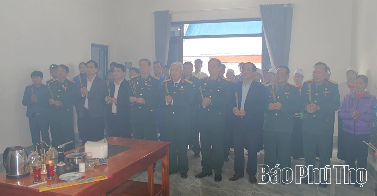 Trao quà tri ân Mẹ Việt Nam Anh hùng và bàn giao nhà tình nghĩa