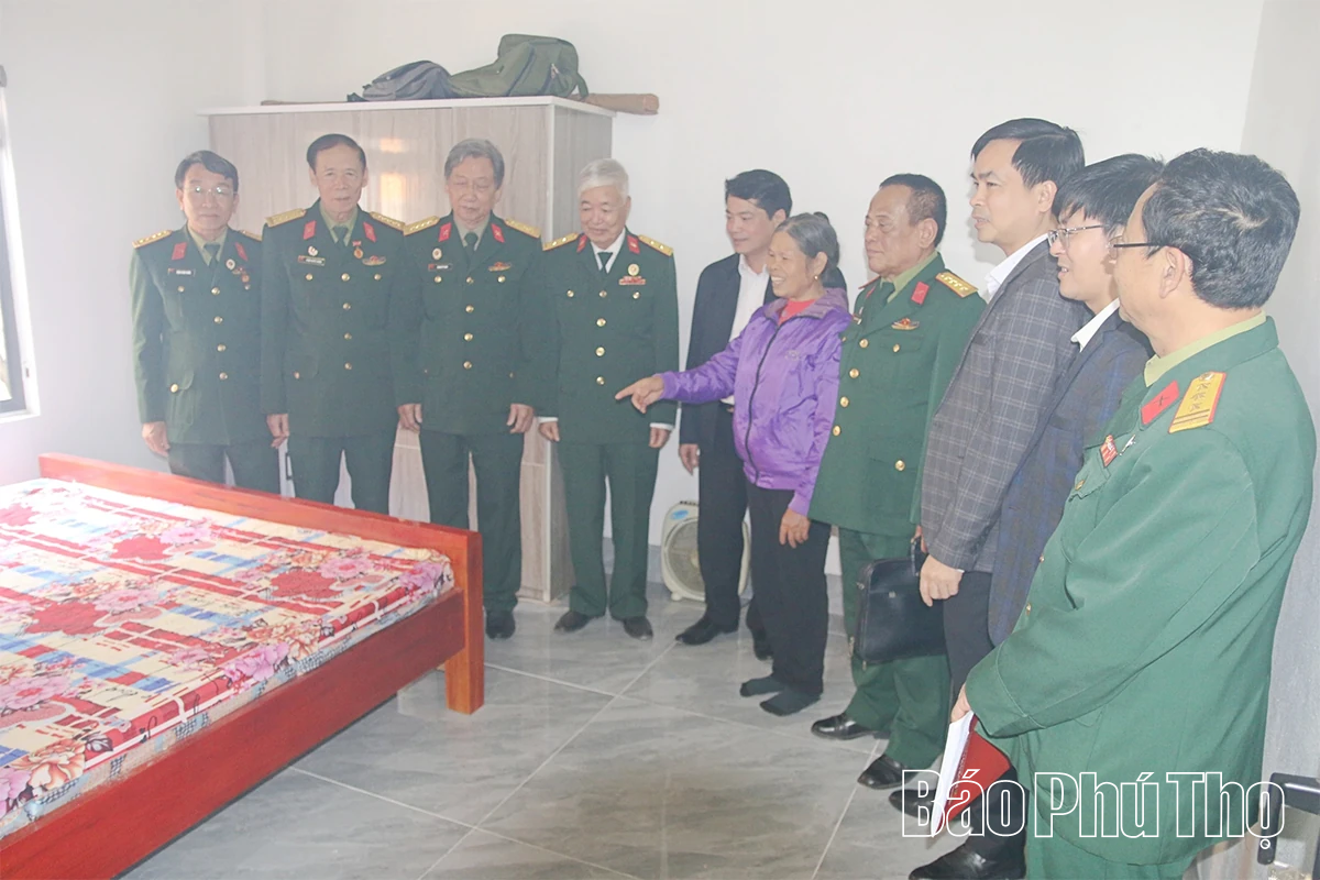 Trao quà tri ân Mẹ Việt Nam Anh hùng và bàn giao nhà tình nghĩa