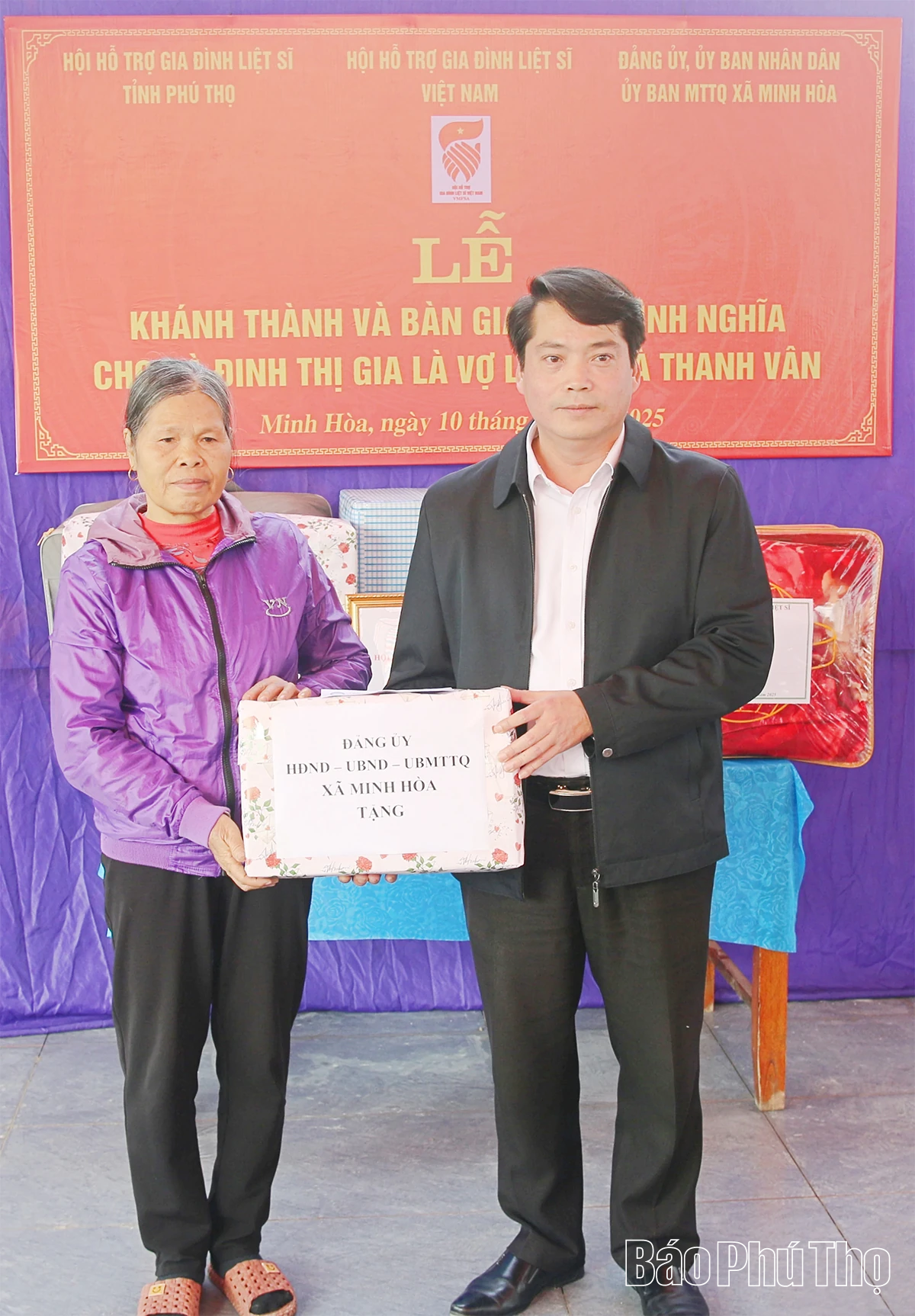 Trao quà tri ân Mẹ Việt Nam Anh hùng và bàn giao nhà tình nghĩa